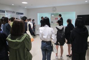 ふくしま国際医療科学センターで中高生が見学会に参加し、説明を受けている様子。