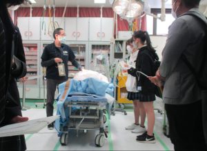 ふくしま国際医療科学センターでの中高生見学会の様子。医療スタッフが説明を行い、学生たちが興味深く聞いている。