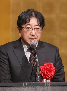 河北文化賞の贈呈式で挨拶をする挾間センター長の姿。