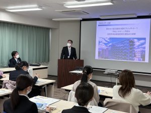 福島国際医療科学センターの見学会で講演を行う講師と参加者たち。