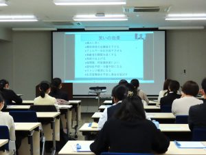 福島国際医療科学センターでの見学会の様子、参加者が講義を受けている。