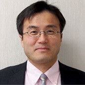 福島県立医科大学の坂井晃教授のポートレート。研究に関する講座概要を紹介。