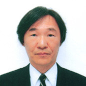 講座主任の石川徹夫教授の公式なプロフィール写真。ビジネススーツを着用し、真剣な表情でカメラを見つめている。