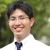 福島県立医科大学の甲状腺内分泌学講座主任、古屋文彦教授の笑顔のポートレート。