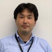 講座主任の坪倉正治教授が微笑みながらカメラを見つめているポートレート。