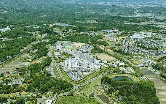 福島県立医科大学の全景、周囲の緑豊かな自然と整備されたキャンパスが広がる。