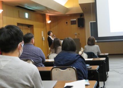 FMUキャリアサポート交流会で講演を行う講師と参加者の様子。
