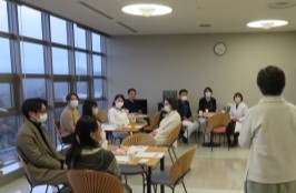 FMU看護学部カフェでの茶話会の様子。参加者がワークライフバランスについて意見を交わしている。