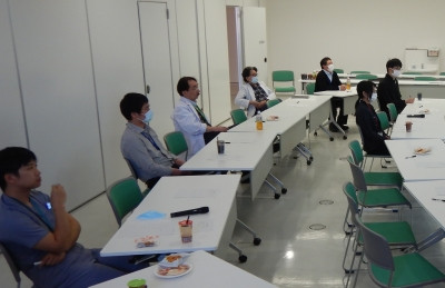 会津医療センターでのFMUカフェの様子。参加者が講演を聴いている。