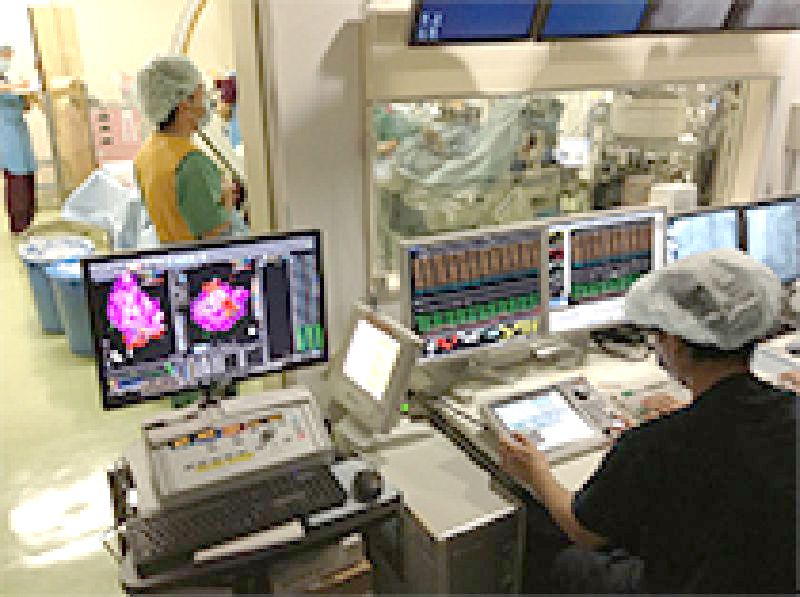 臨床工学技士による心血管カテーテル業務中の様子。