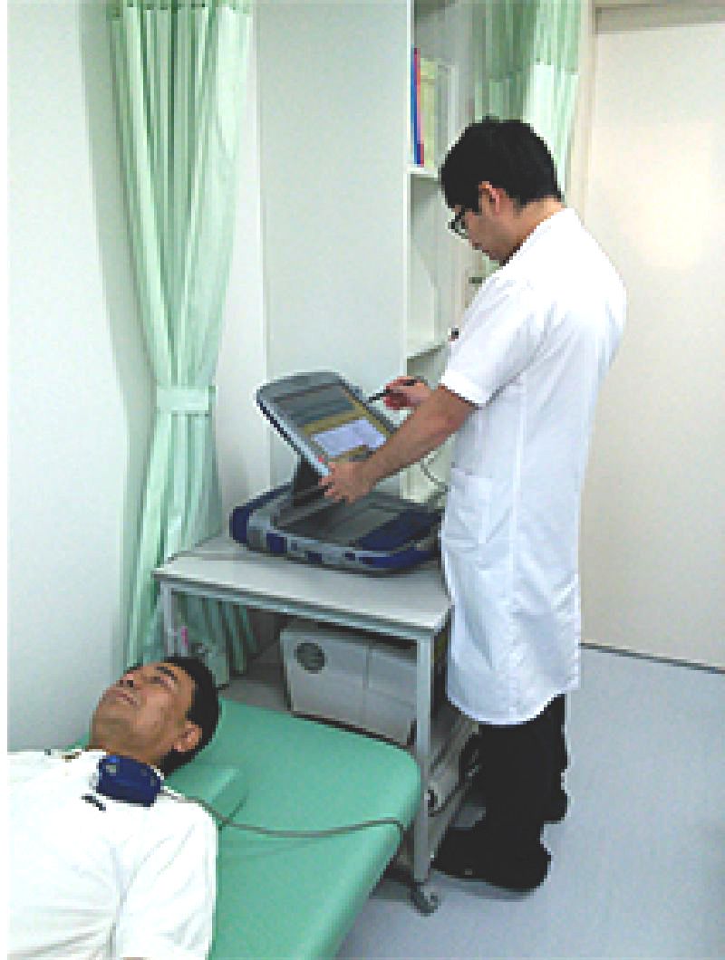 臨床工学技士によるペースメーカ・植え込み型除細動器（ICD）業務中の様子。