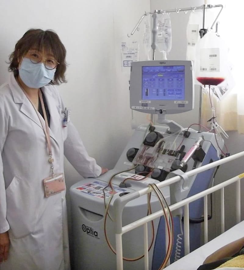 臨床工学技士による末梢血幹細胞採取業務中の様子。