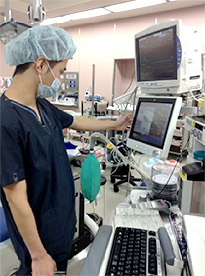 臨床工学技士による手術室業務中の様子。