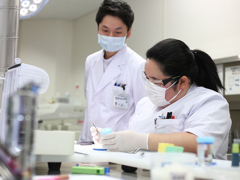 臨床検査部による検査中の様子。