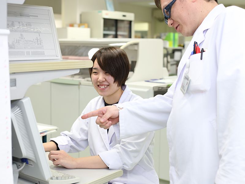臨床検査部による検査中の様子。