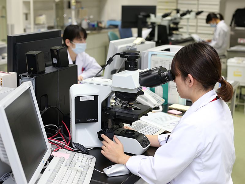 臨床検査部による検査中の様子。