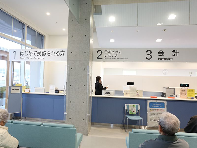 医事課職員の働く受付風景。