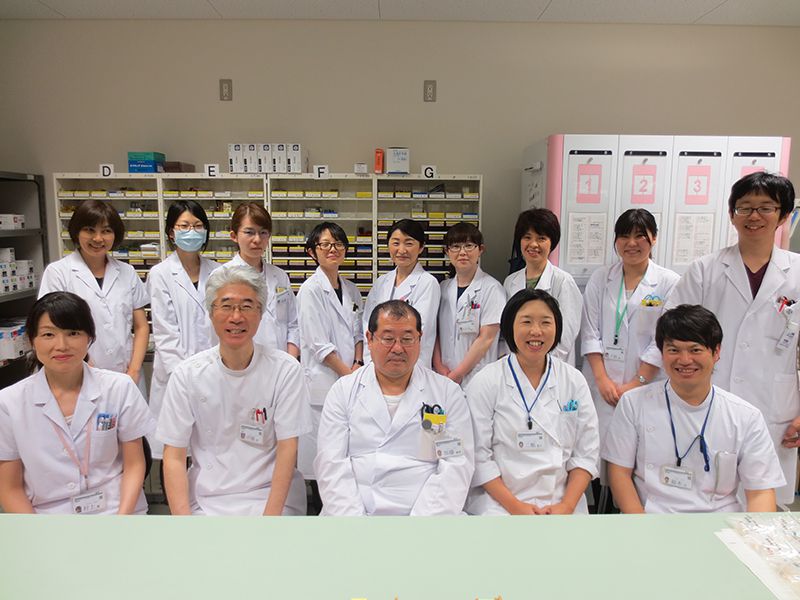薬剤部スタッフ一同の写真。