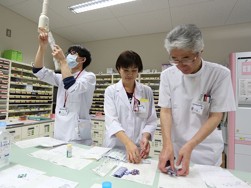 薬剤部スタッフによる調剤の様子。