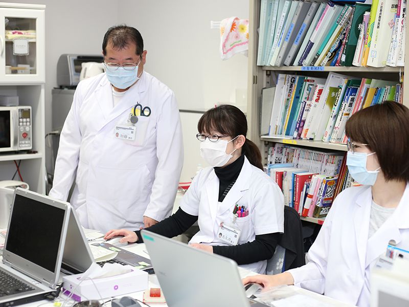 薬剤部スタッフによる服薬管理の様子。