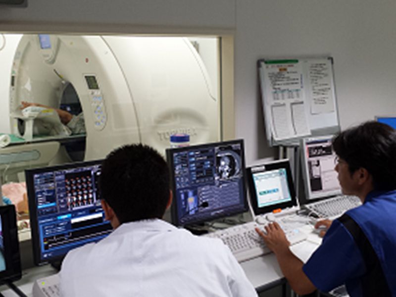CTを操作する放射線部スタッフの様子。