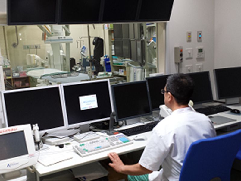 血管撮影を行うスタッフの様子。