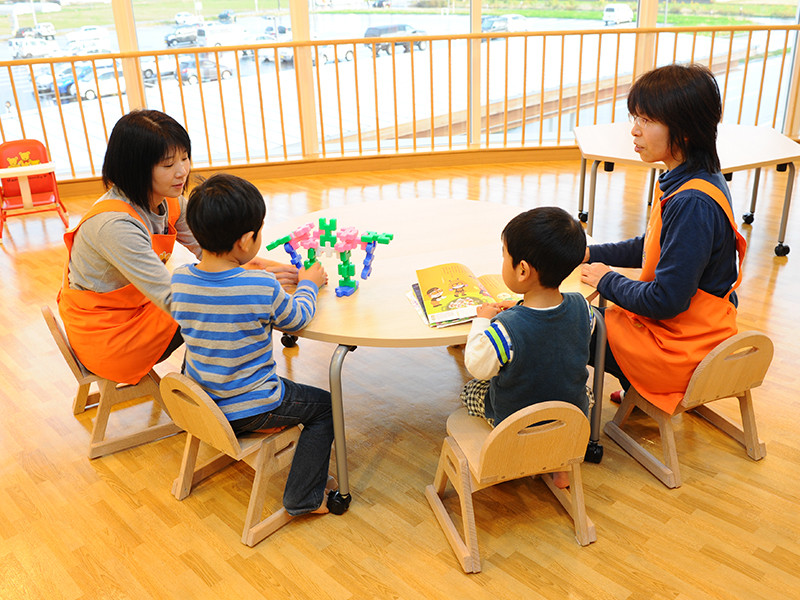 託児所「つくし園」内で遊ぶお子様たちの様子。