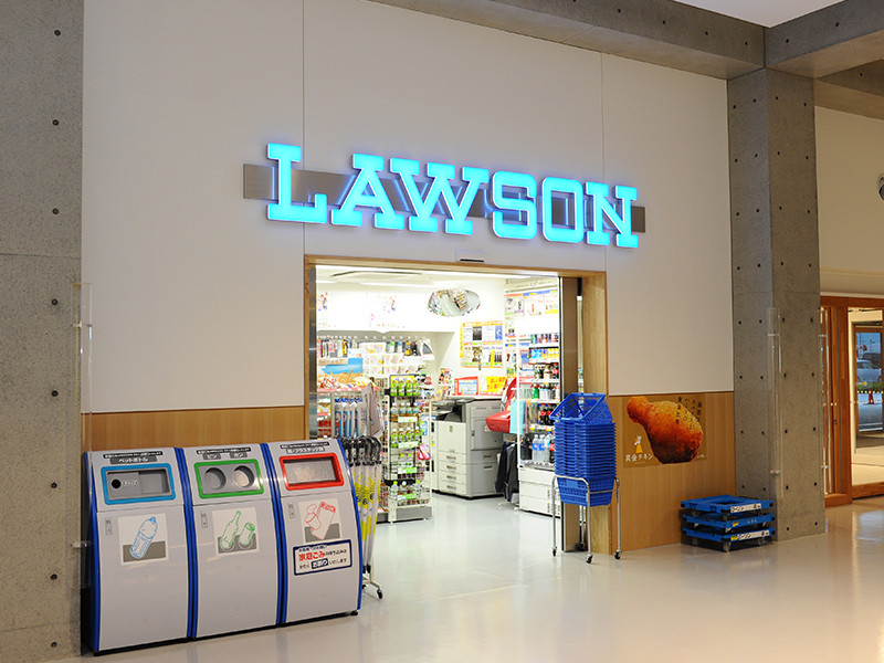 出入り口を写したコンビニエンスストア「ローソン」の写真。