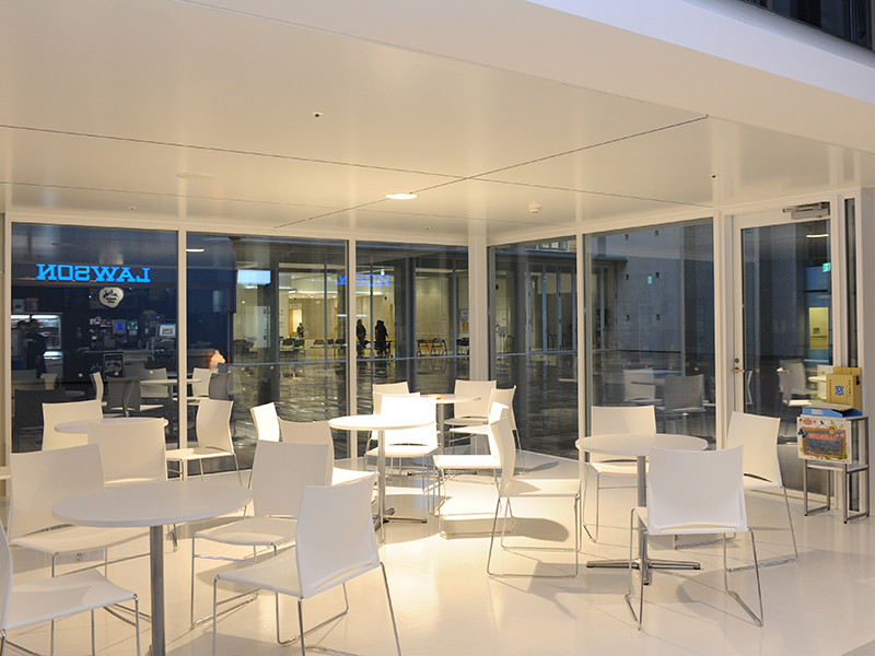 1階「光の庭」に面した“MACHI cafe”の写真。