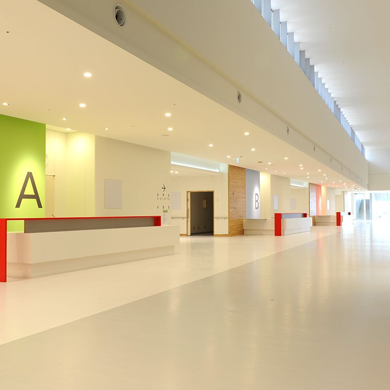 外来（A・B・Cブロック）受付、待合い空間（光のみち）の写真。