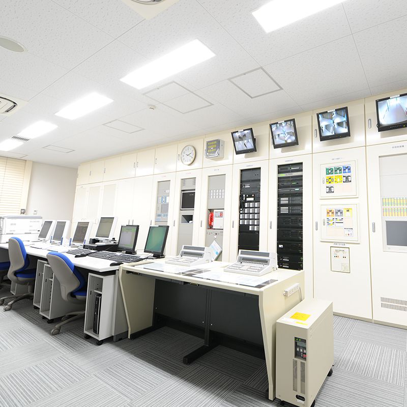 24時間体制で稼働する防災センターの写真。
