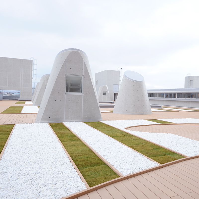 遊歩道・広場・ベンチなど設置した屋上デッキの写真。