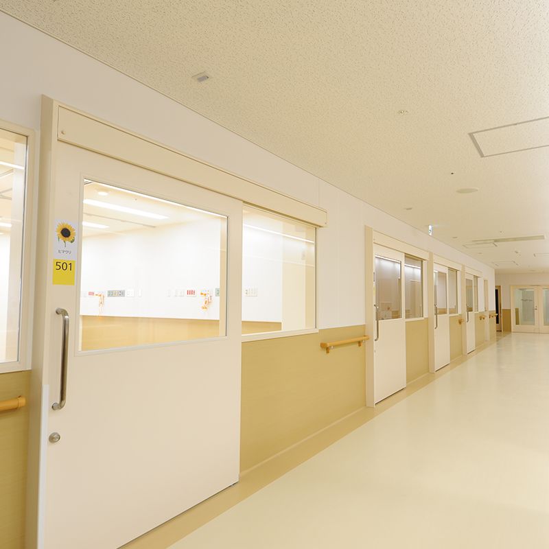 3階南、4階南北、5階南　各4床室と個室3床ある観察室の写真。