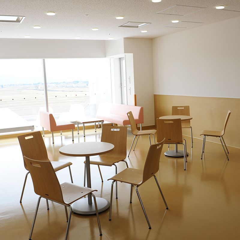 面会の方と患者様との交流の場であるデイルームの写真。