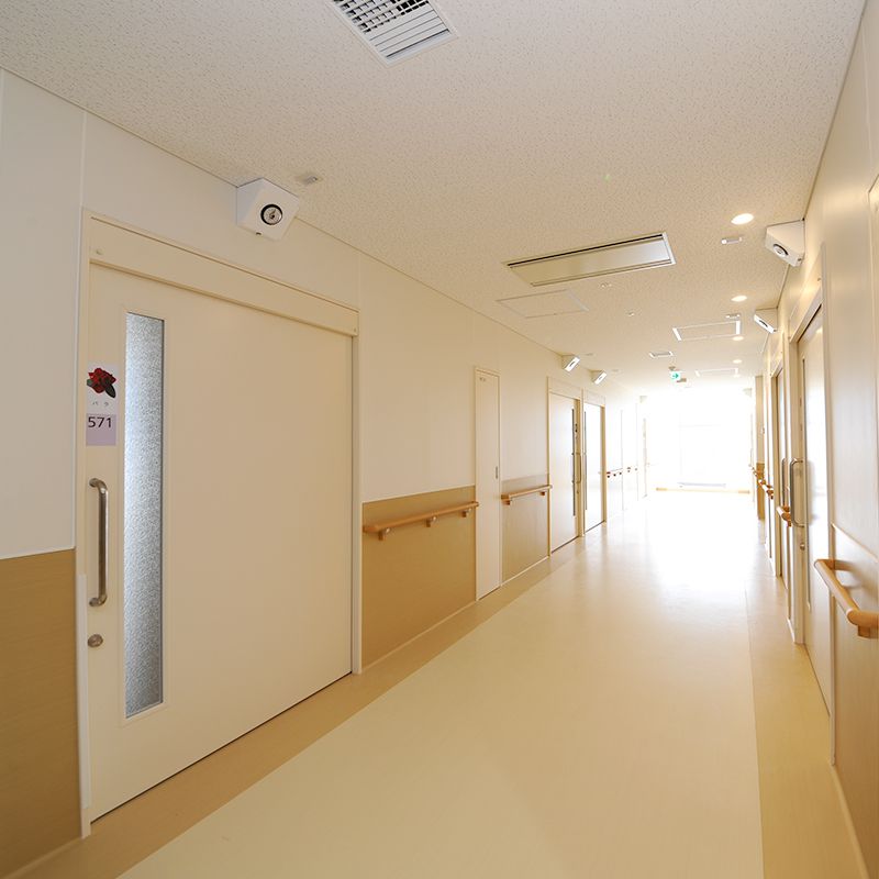 病室を陰圧管理した感染症病床の写真。