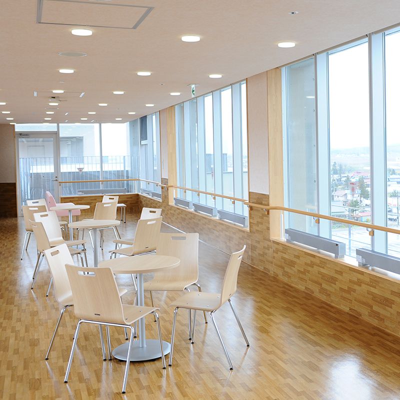 磐梯山の絶景を臨むことができるデイルームの写真。