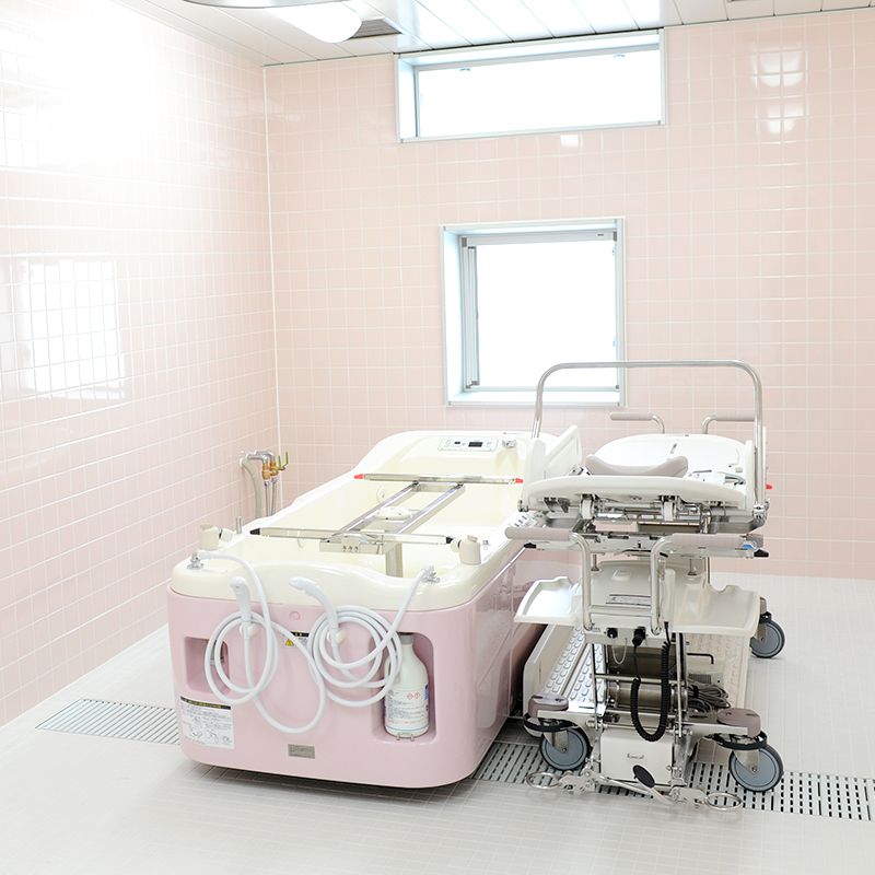 担架から浴槽への移乗が行える機械浴室の写真。