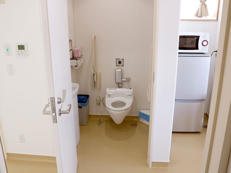 室内にある個室トイレの写真。