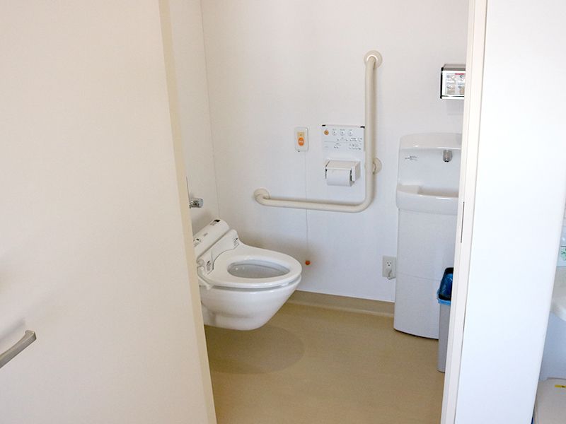 室内には個室トイレもございます