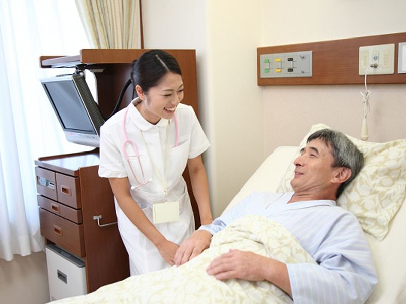 写真：入院した患者さんに寄り添う看護師さん