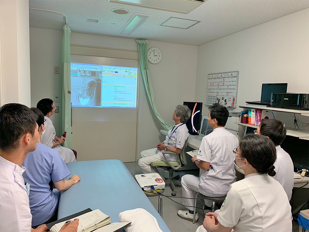 毎週月曜日に漢方内科、漢方外科合同のカンファランス中の様子。