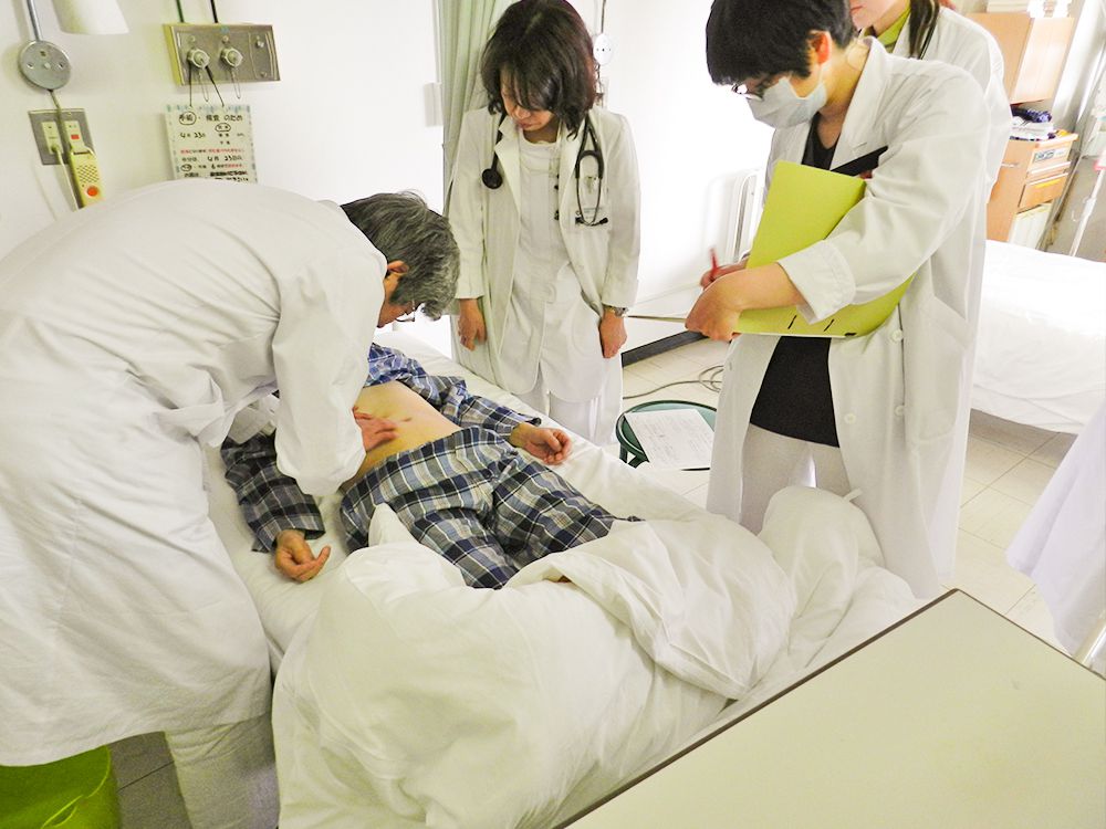 毎週月曜日に漢方内科、漢方外科合同の回診を行っている様子。