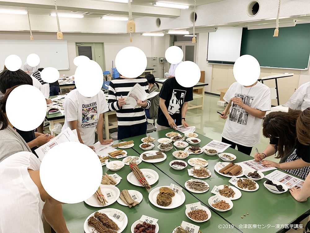 漢方医学講座に参加する初期研修医たちの様子。