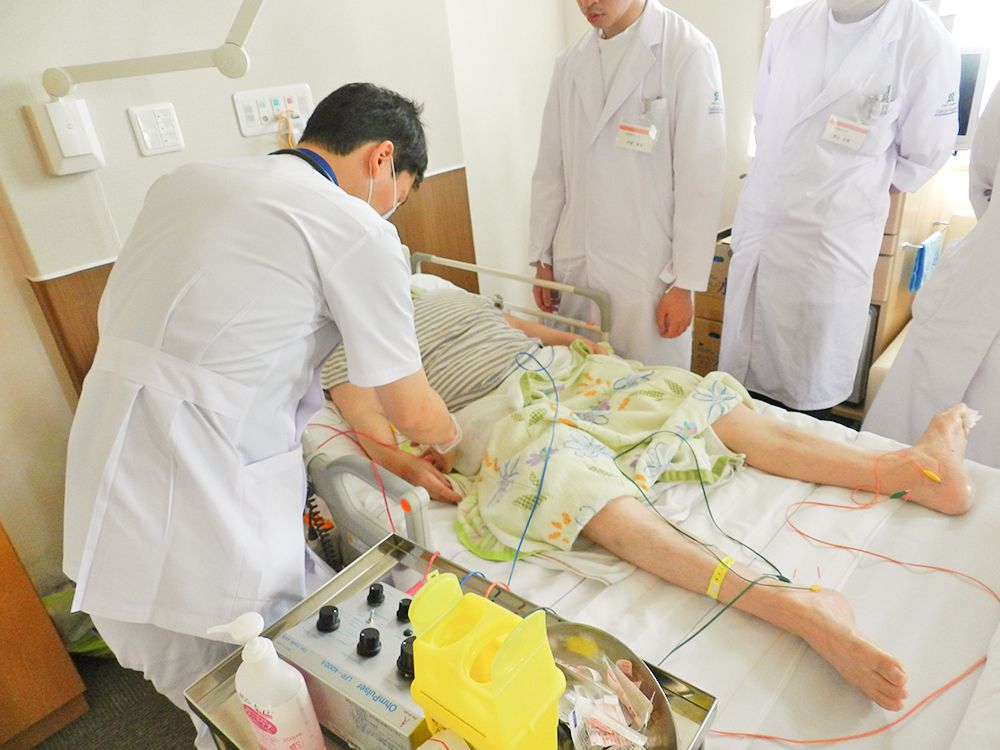 入院患者に対して鍼灸治療を行っている様子。