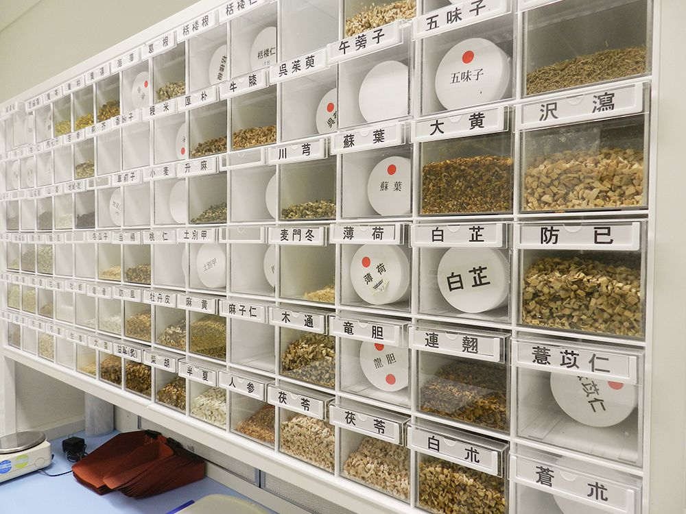 生薬を使用した煎薬に加え、散剤や丸剤の調剤を揃えた棚の様子。