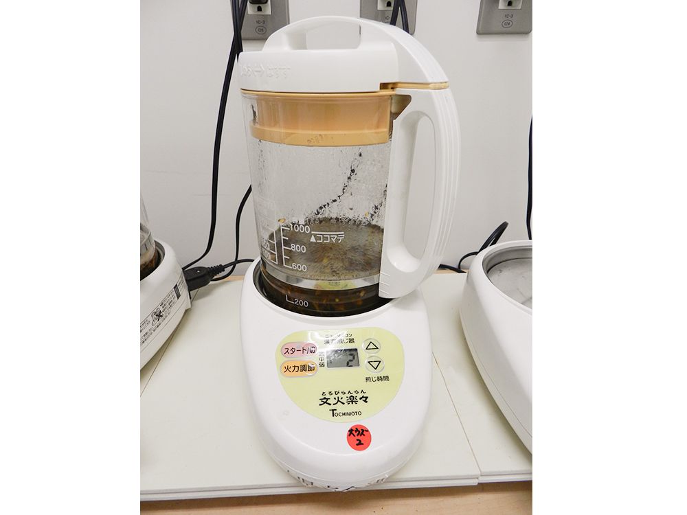 煎薬を調剤中の機材写真。