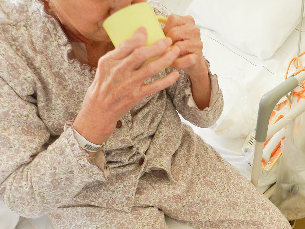 患者さんに煎薬を処方し内服時の様子。