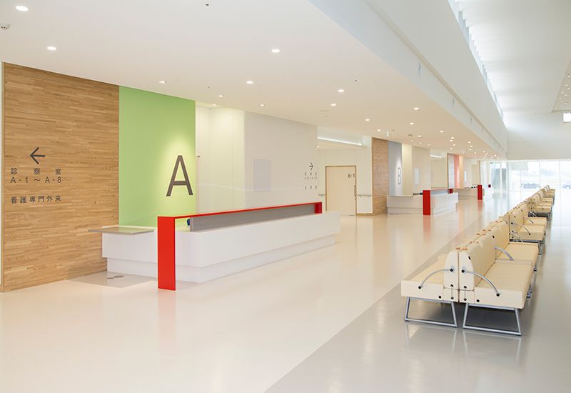 明るく広々とした病院の待合室。