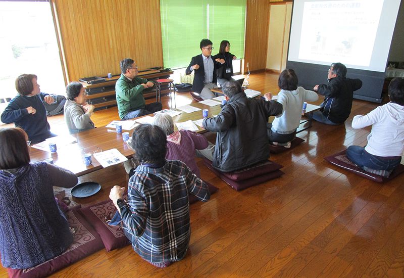 地域住民の方々が出前講座を受けている様子。