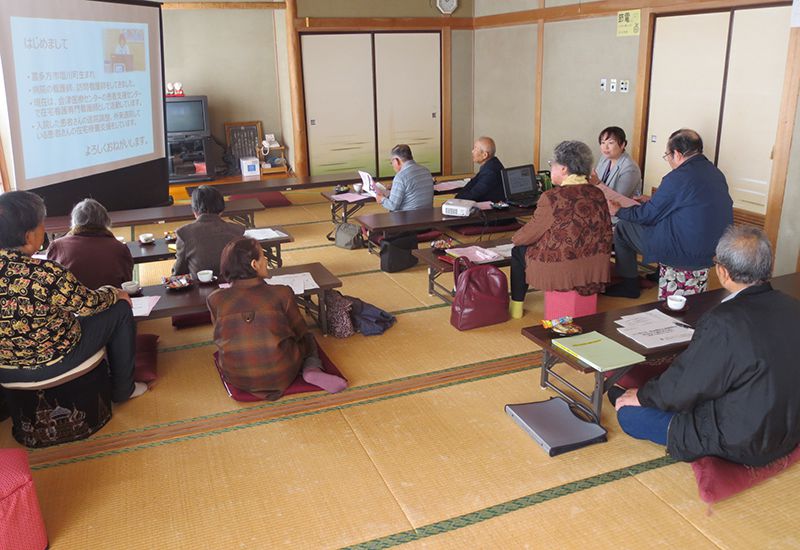 地域住民の方々が出前講座を受けている様子。